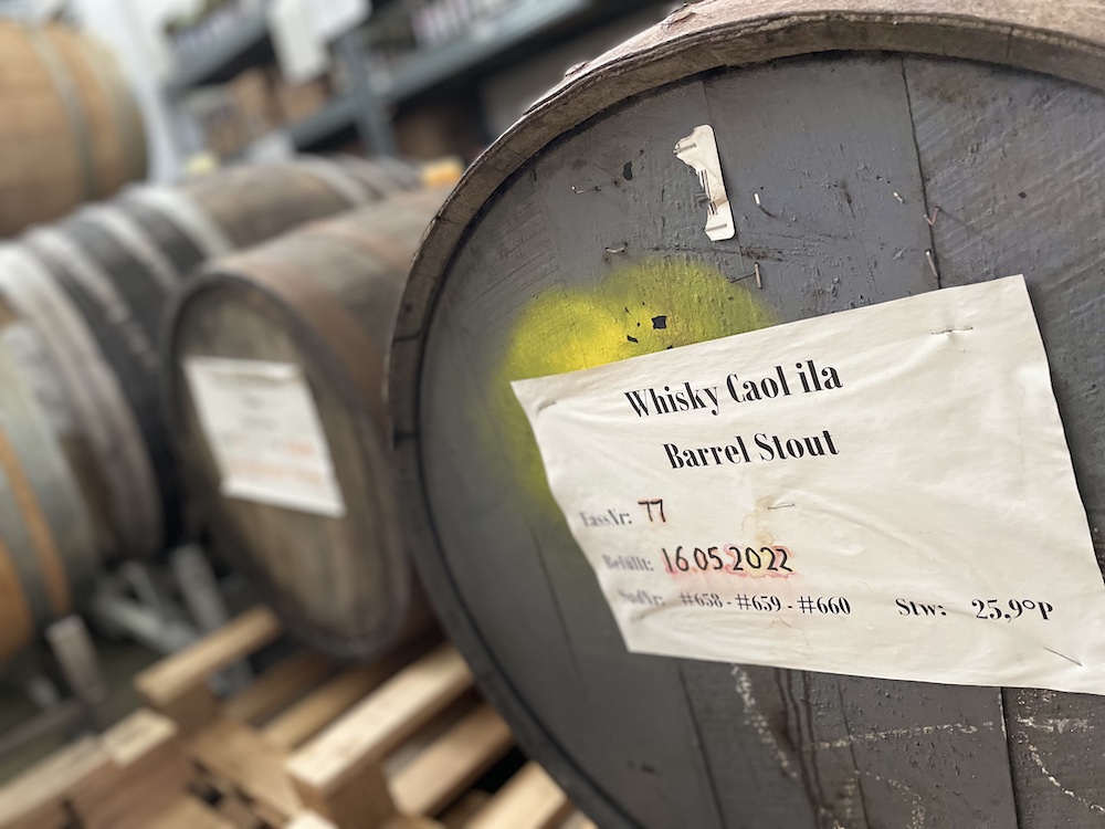 Whiskyfass bei Kehrwieder: Hier lagern Barrel Aged Biere