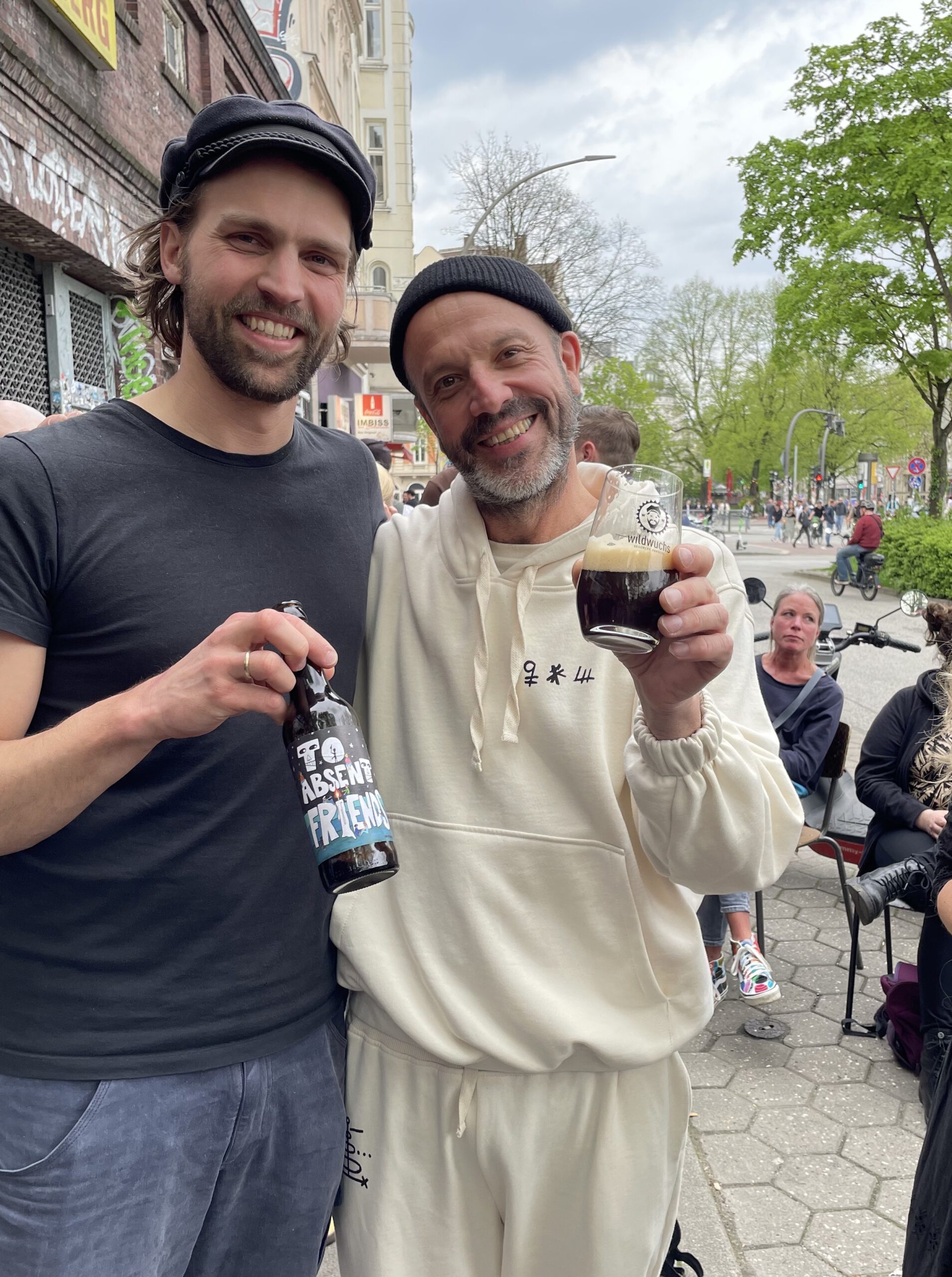 Jan Plewka und Fiete von Wildwuchs zeigen ihr Bier
