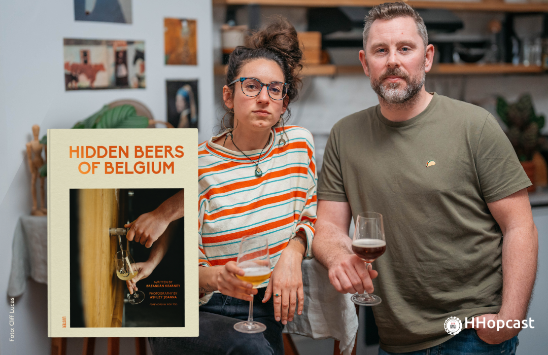 Beers & Books: In Hidden Beers of Belgium suchen Breandán Kearney und Ashley Joanna Belgiens verborgene Biere. Porträtfoto der beiden mit Bier und Buch