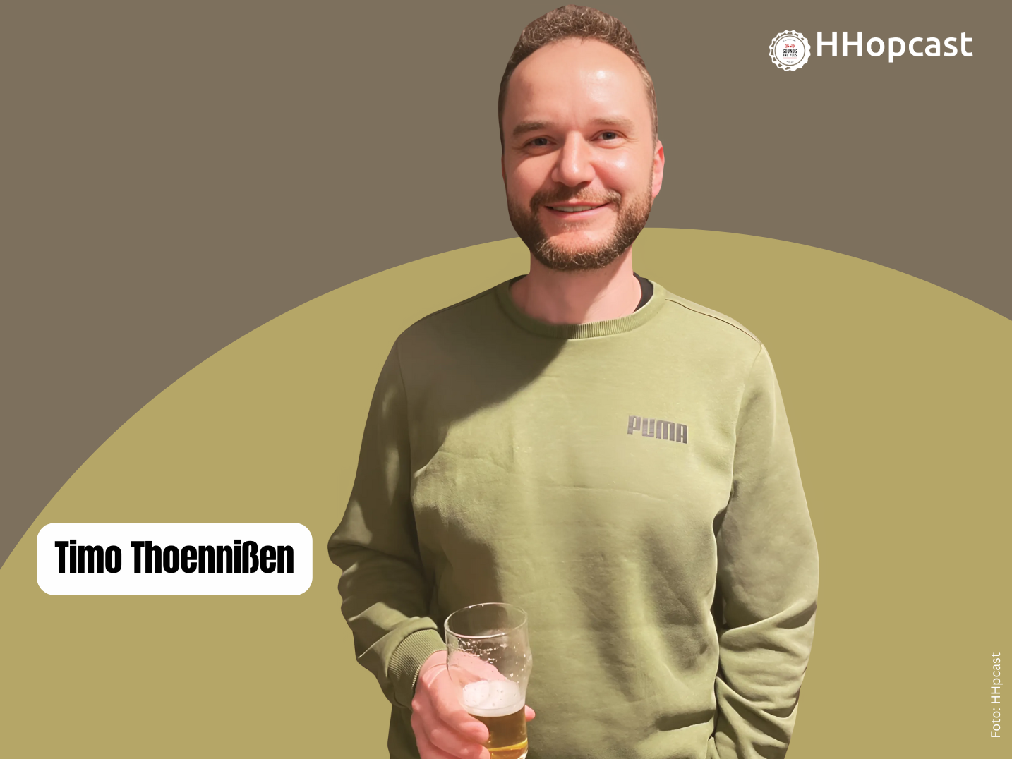 Podcastcover, darauf das freigestellte Porträt eines Mannes, Bart, dunkle kurze Haare, lächelnd, er hat ein Glas mit Bier in der Hand. Es handelt sich um Timo Thoennißen, Gründer von Straßenbräu in Berlin